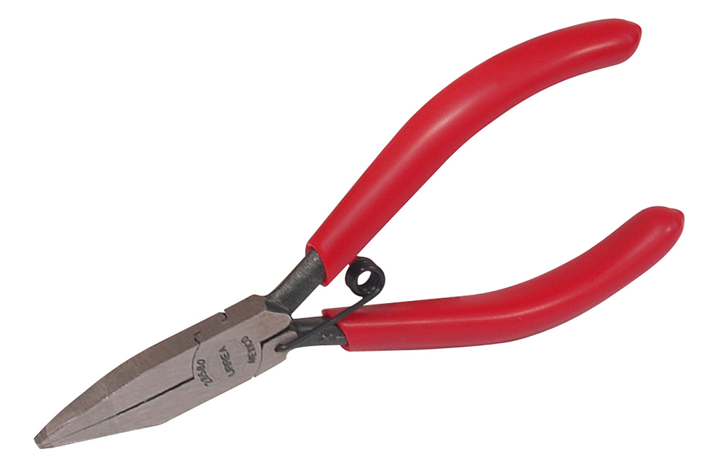 Pinza para electricista con mango rubber grip con resorte punta plana lisa de 4-3/4"