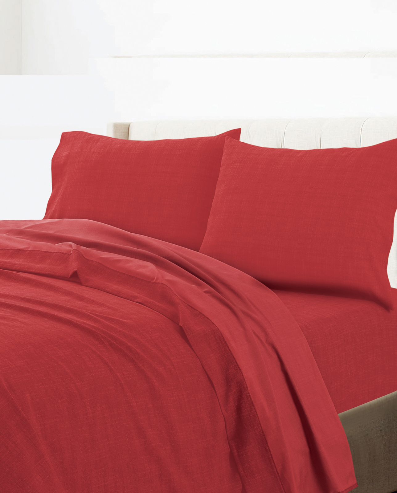 Juego de sábanas rojas en una cama