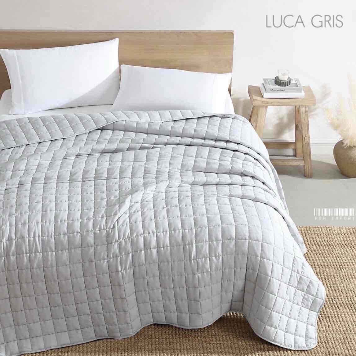 Edrecolcha Luxury Luca King color silver sobre una cama